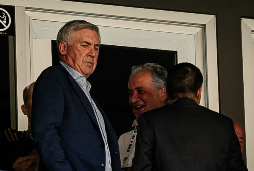 MG - BELO HORIZONTE - 17/08/2025 - BRASILEIRO A 2025, ATLETICO-MG X GREMIO - Carlo Ancelotti Tecnico da selecao Brasileira durante partida entre Atletico e Gremio no estadio Arena MRV pelo campeonato Brasileiro A 2025. Foto: Fernando Moreno/AGIF
