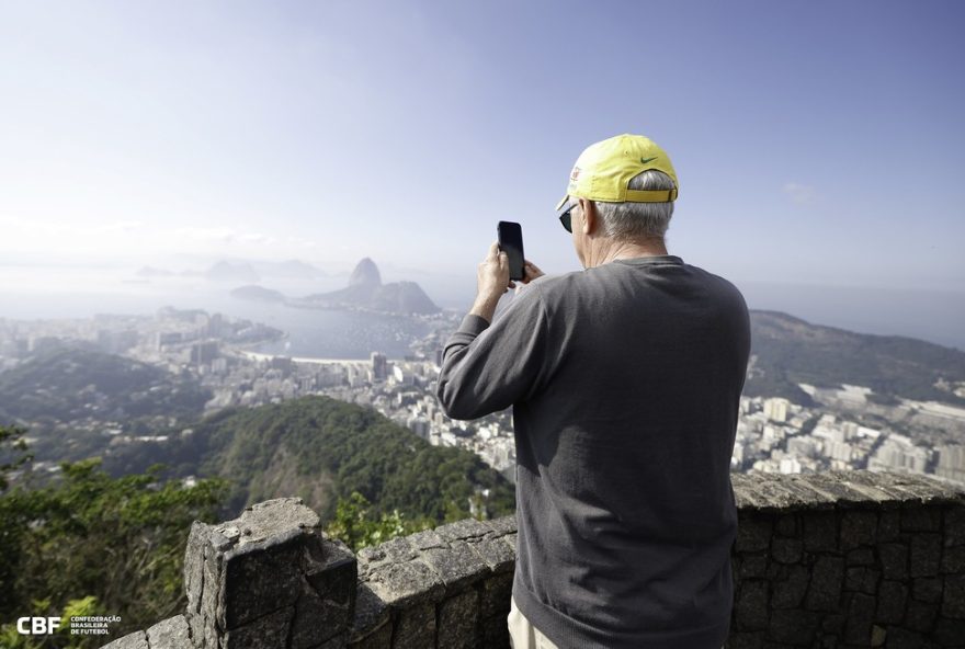 carlo-ancelotti-surpreende-ao-visitar-o-cristo-redentor-antes-de-assumir-a-selecao-brasileira3A-um-gesto-de-respeito-e-integracao-cultural