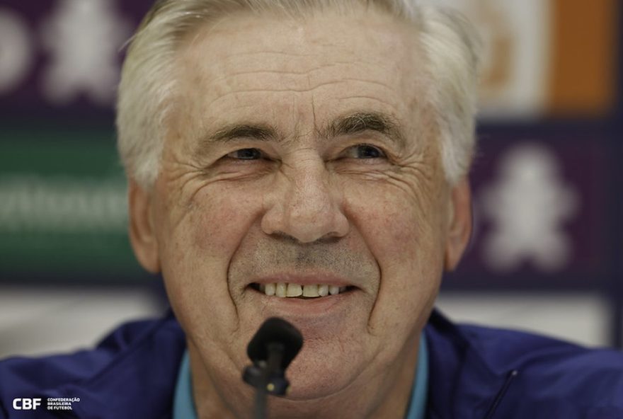 carlos-ancelotti-se-prepara-para-trote-na-selecao-com-bom-humor-e-confianca-em-sua-apresentacao-musical