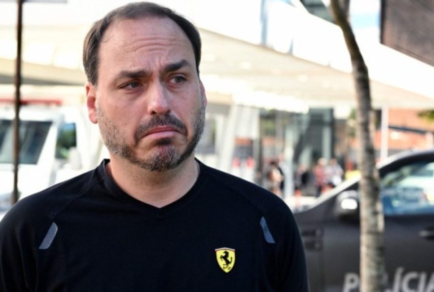 carlos-apos-visitar-bolsonaro3A-inchado-e-irritado carlos-apos-visitar-bolsonaro3A-inchado-e-irritado