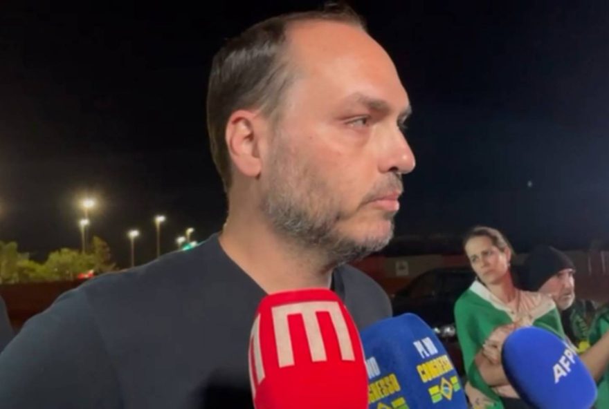 carlos-bolsonaro-afirma-que-saude-de-bolsonaro-esta-piorando3A-cada-dia-come-menos