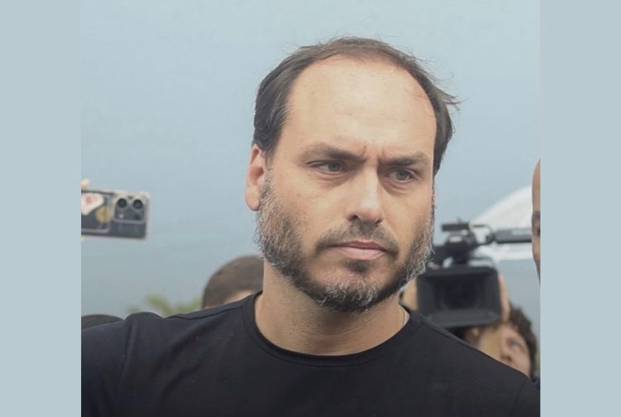 carlos-bolsonaro-comenta-internacao-do-pai-e-afirma-que-pulmao-esta-22cheio-de-liquido-como-nunca-teve-antes22 carlos-bolsonaro-comenta-internacao-do-pai-e-afirma-que-pulmao-esta-22cheio-de-liquido-como-nunca-teve-antes22