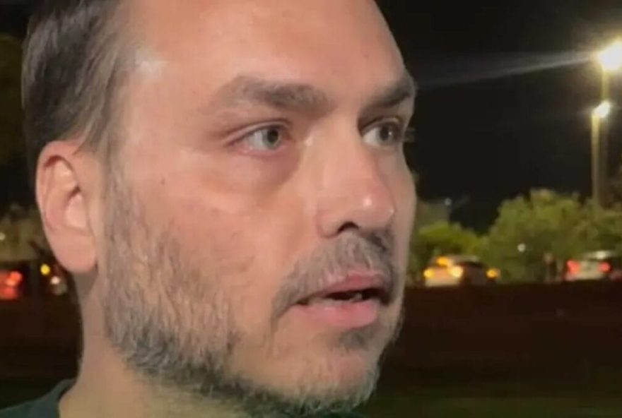 carlos-bolsonaro-critica-diferenca-de-tratamento-entre-a-prisao-do-pai-e-a-soltura-de-daniel-vorcaro