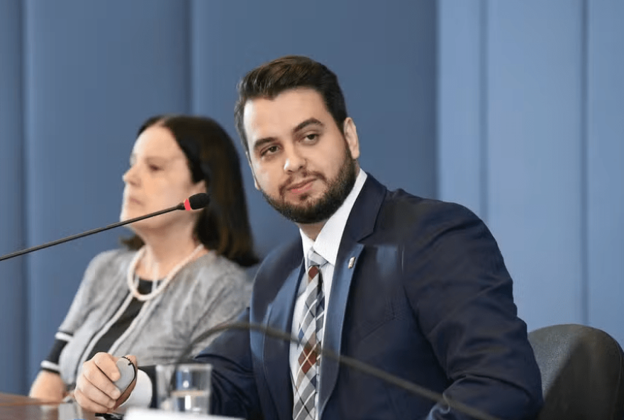 carlos-bolsonaro-critica-prisao-de-filipe-martins-por-descumprimento-de-cautelar carlos-bolsonaro-critica-prisao-de-filipe-martins-por-descumprimento-de-cautelar