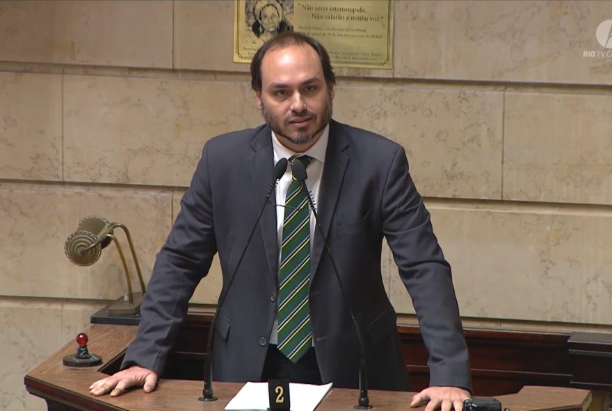 carlos-bolsonaro-da-adeus-ao-mandato-no-rj-e-parte-rumo-a-sc carlos-bolsonaro-da-adeus-ao-mandato-no-rj-e-parte-rumo-a-sc