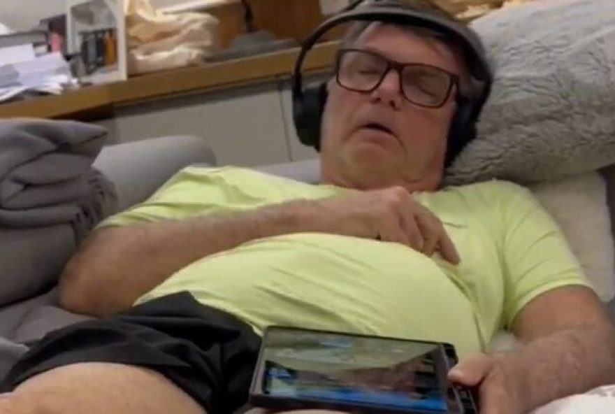 carlos-bolsonaro-divulga-video-do-pai2C-bolsonaro2C-solucando-enquanto-dorme