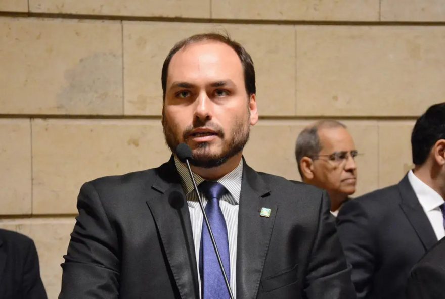 carlos-bolsonaro-e-caroline-de-toni-em-disputa-por-vaga-no-senado-em-sc carlos-bolsonaro-e-caroline-de-toni-em-disputa-por-vaga-no-senado-em-sc