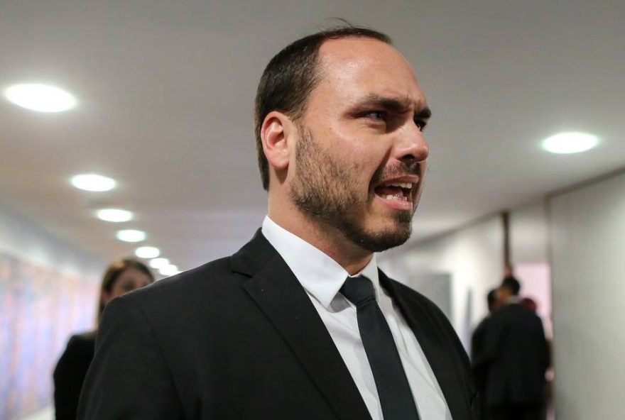 carlos-bolsonaro-e-vaiado-em-shopping-na-grande-florianopolis