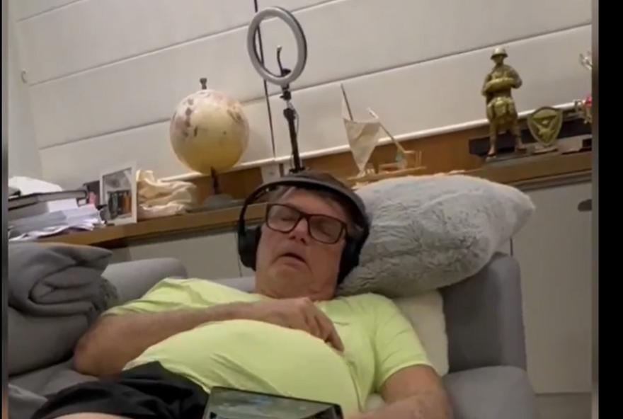 carlos-bolsonaro-expoe-video-de-bolsonaro-dormindo-com-crise-de-solucos-na-cadeia-video carlos-bolsonaro-expoe-video-de-bolsonaro-dormindo-com-crise-de-solucos-na-cadeia-video