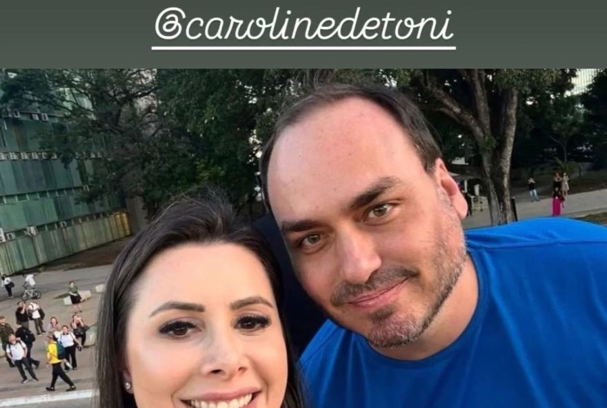 carlos-bolsonaro-posa-com-deputada-aliada-de-michelle-em-meio-a-impasse-no-pl-por-vaga-ao-senado-em-santa-catarina carlos-bolsonaro-posa-com-deputada-aliada-de-michelle-em-meio-a-impasse-no-pl-por-vaga-ao-senado-em-santa-catarina