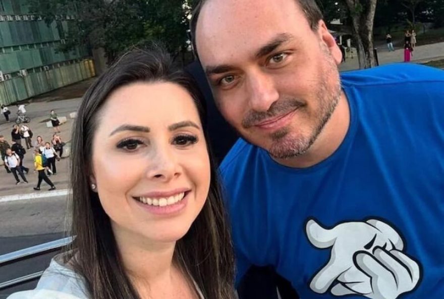 carlos-bolsonaro-posa-com-deputada-aliada-de-michelle-em-meio-a-impasse-no-pl-por-vaga-ao-senado carlos-bolsonaro-posa-com-deputada-aliada-de-michelle-em-meio-a-impasse-no-pl-por-vaga-ao-senado