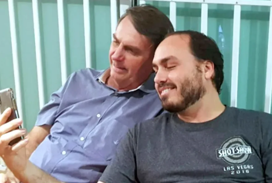 Carlos Bolsonaro e o pai. (Foto: Reprodução/O Globo)