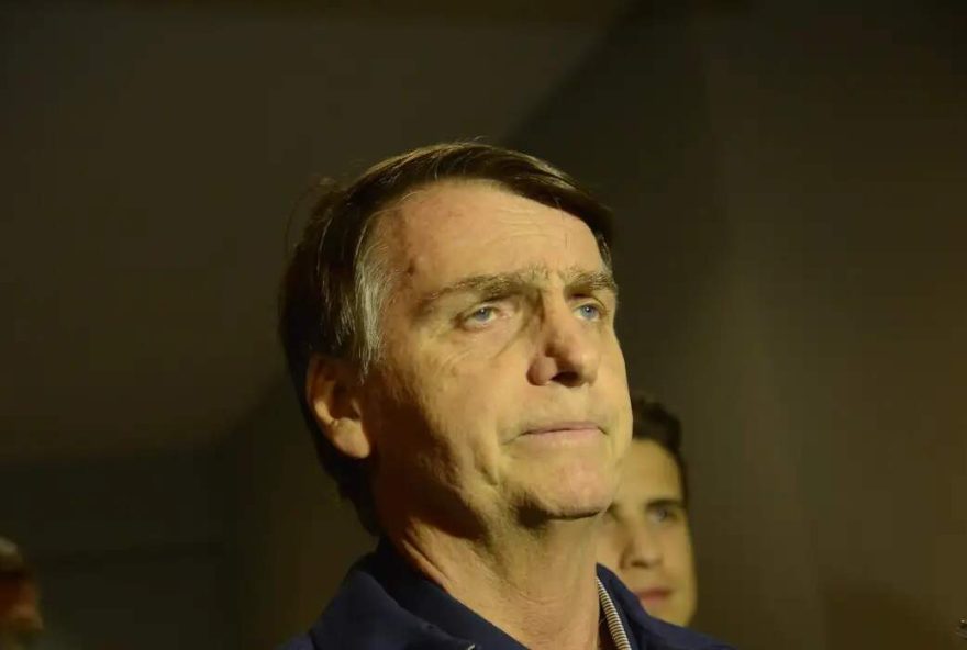 carlos-bolsonaro-relata-que-bolsonaro-ainda-enfrenta-crises-de-solucos-e-toma-banho-de-sol carlos-bolsonaro-relata-que-bolsonaro-ainda-enfrenta-crises-de-solucos-e-toma-banho-de-sol
