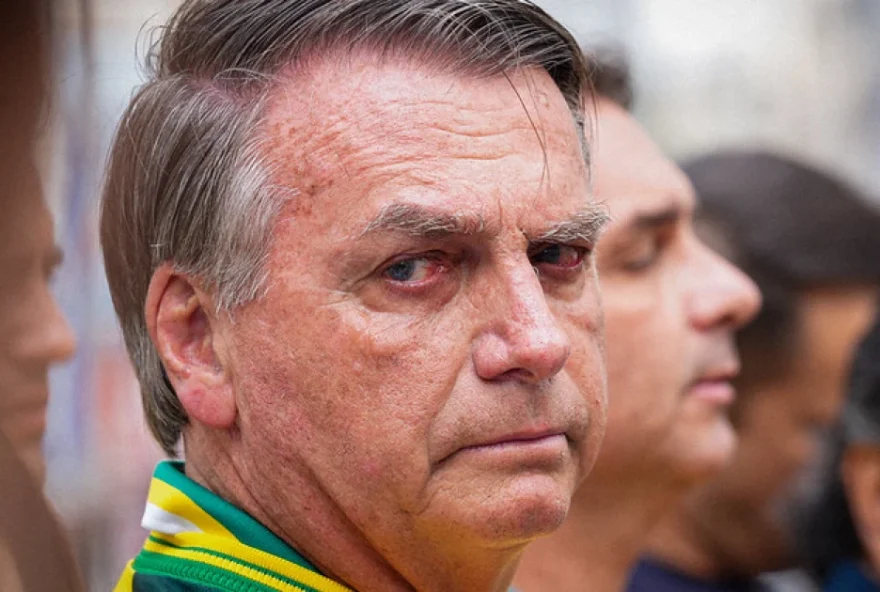 carlos-bolsonaro-relata-que-bolsonaro-passou-mal-e-familia-chama-assistencia-medica
