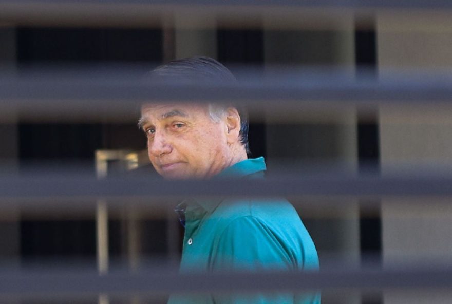 carlos-bolsonaro-relata-que-jair-bolsonaro-sofre-de-crise-de-azia-na-prisao carlos-bolsonaro-relata-que-jair-bolsonaro-sofre-de-crise-de-azia-na-prisao