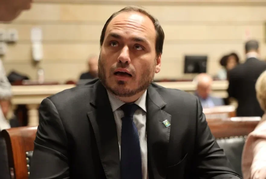 carlos-bolsonaro-renuncia-ao-cargo-de-vereador-para-concorrer-ao-senado-em-sc