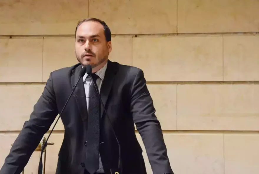 carlos-bolsonaro-renuncia-ao-mandato-de-vereador-no-rio-para-disputar-vaga-ao-senado-por-sc