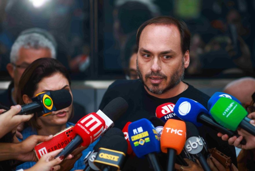 carlos-bolsonaro-revela-que-bolsonaro-prepara-lista-de-pre-candidatos-enquanto-na-prisao carlos-bolsonaro-revela-que-bolsonaro-prepara-lista-de-pre-candidatos-enquanto-na-prisao