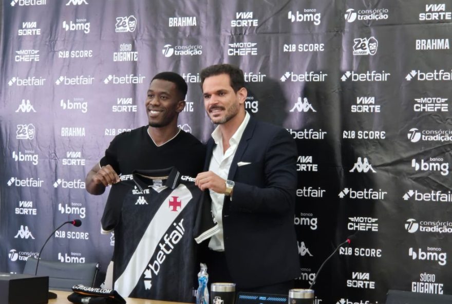 carlos-cuesta-e-apresentado-no-vasco3A-22quero-ajudar-antes-de-pensar-em-copa22