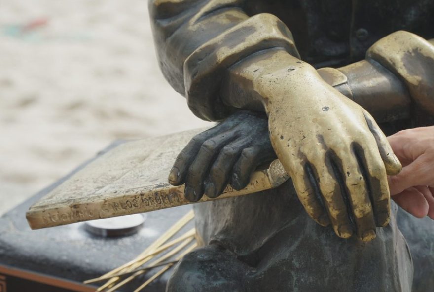 carlos-drummond-de-andrade3A-monumento-em-copacabana-recebe-livro-restaurado