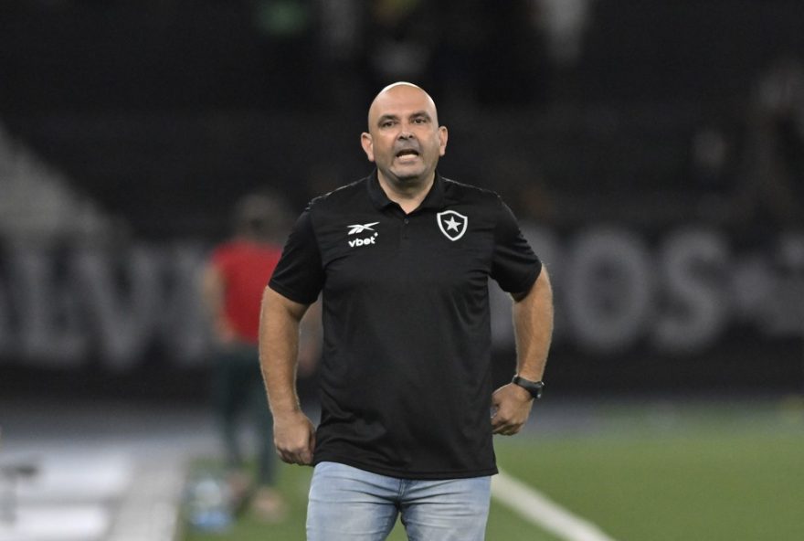 carlos-leiria-elogia-desenvoltura-e-agressividade-do-botafogo-na-vitoria-no-carioca3A-confira-as-declaracoes-do-tecnico-apos-o-jogo