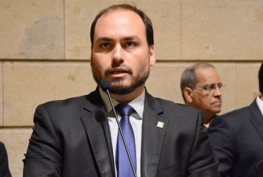 carlos-relata-ter-encontrado-bolsonaro-com-hematoma-no-rosto-e-sangramento carlos-relata-ter-encontrado-bolsonaro-com-hematoma-no-rosto-e-sangramento