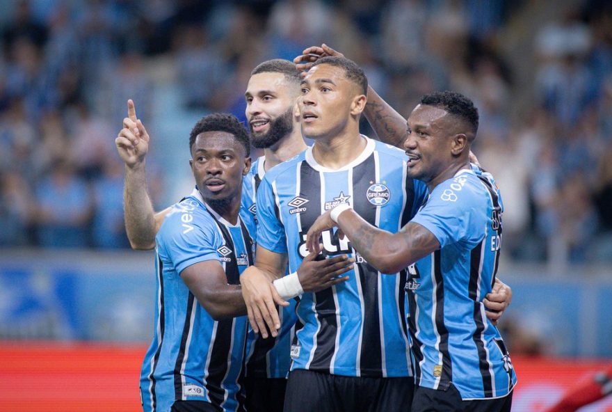 RS - PORTO ALEGRE - 16/10/2025 - BRASILEIRO A 2025, GREMIO X SAO PAULO - Carlos Vinicius jogador do Gremio comemora seu gol com jogadores do seu time durante partida contra o Sao Paulo no estadio Arena do Gremio pelo campeonato Brasileiro A 2025. Foto: Maxi Franzoi/AGIF
