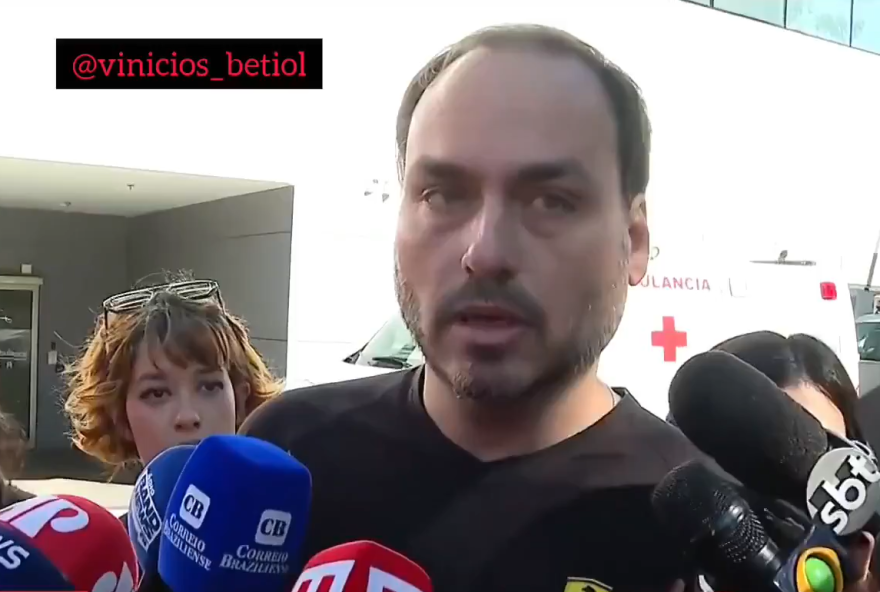 carluxo-emociona-se-ao-tentar-ver-o-pai-em-cirurgia-e-declara-que-intestino-e-o-segundo-cerebro carluxo-emociona-se-ao-tentar-ver-o-pai-em-cirurgia-e-declara-que-intestino-e-o-segundo-cerebro
