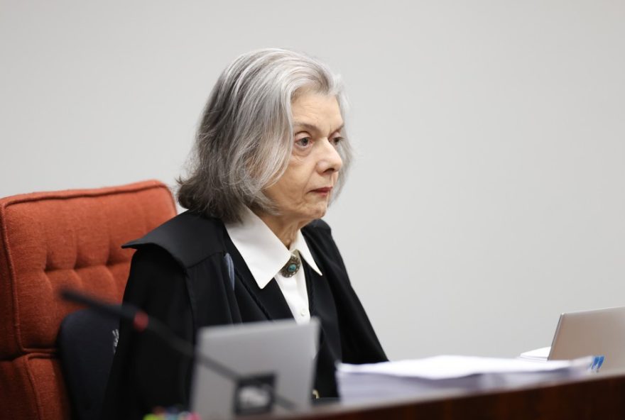 carmen-lucia-brinca-apos-interrupcao3A-22mulheres-querem-ter-direito-de-falar22-seo-para-julgamento-da-trama-golpista-no-stf