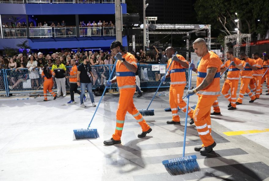 carnaval-20253A-comlurb-recolhe-712C4-toneladas-de-residuos-apos-desfile-das-campeas-e-blocos-de-rua