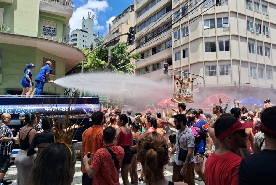 carnaval-20253A-distribuicao-de-agua-para-folioes-em-sp3B-locais-e-detalhes