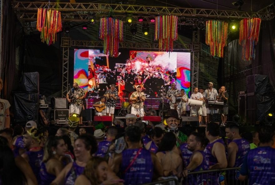 carnaval-20253A-galo-de-manaus-celebra-frevo-e-capoeira-no-sambodromo