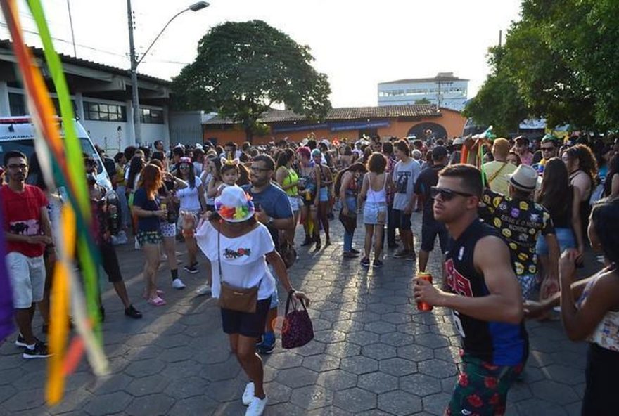 carnaval-de-montes-claros3A-programacao-com-302B-blocos-atrai-100-mil-folioes