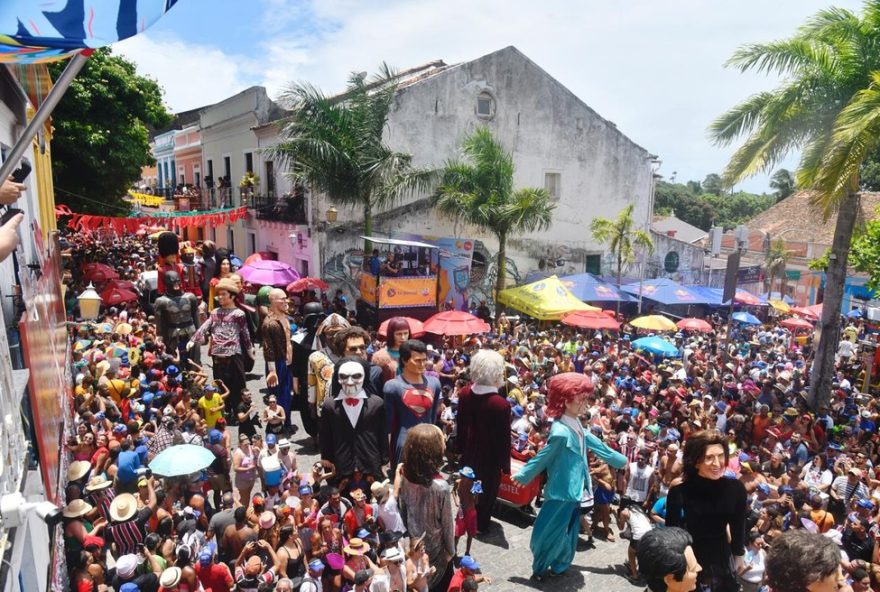 carnaval-de-olinda3A-o-maior-evento-de-folia-do-brasil-movimenta-r24-12C3-bilhao