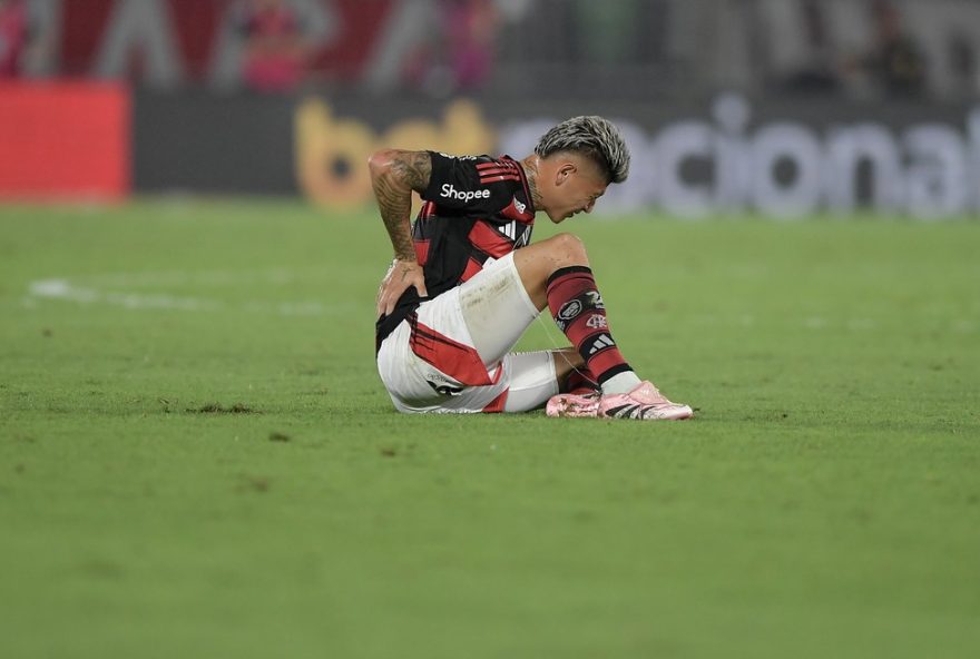 carrascal-deixa-flamengo-x-sport-com-dores-nas-costas3A-saiba-mais-sobre-a-lesao-no-primeiro-tempo RJ - RIO DE JANEIRO - 01/11/2025 - BRASILEIRO A 2025, FLAMENGO X SPORT - Carrascal jogador do Flamengo durante partida contra o Sport no estadio Maracana pelo campeonato Brasileiro A 2025. Foto: Thiago Ribeiro/AGIF