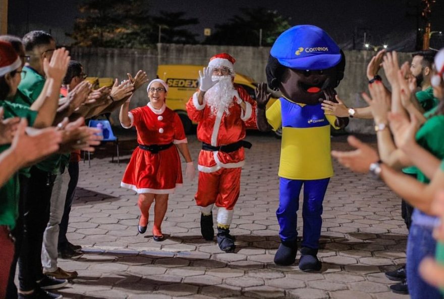 carreata-de-luz-com-papai-noel-dos-correios-chega-em-manaus3A-participe-desta-acao-solidaria