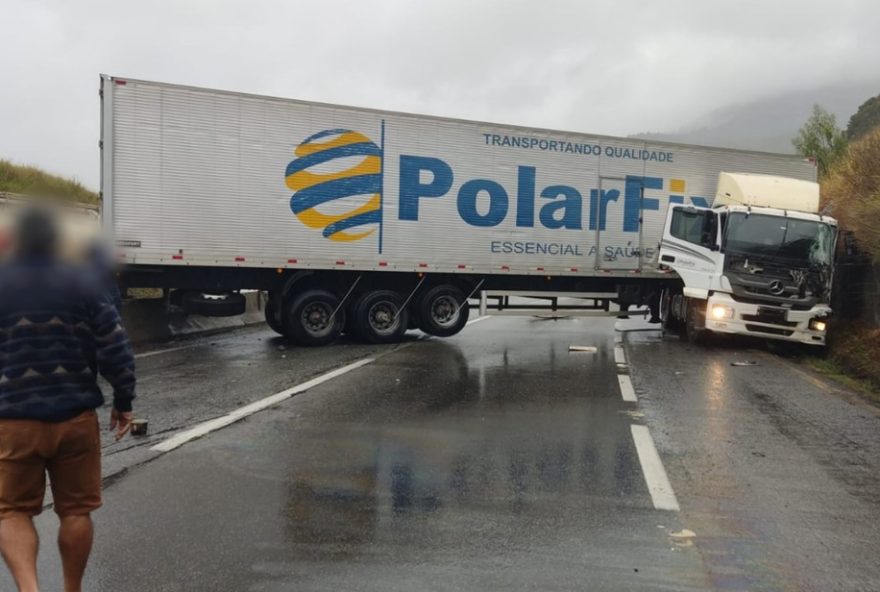 carreta-acidentada-gera-8-km-de-congestionamento-na-fernao-dias2C-em-extrema2C-mg