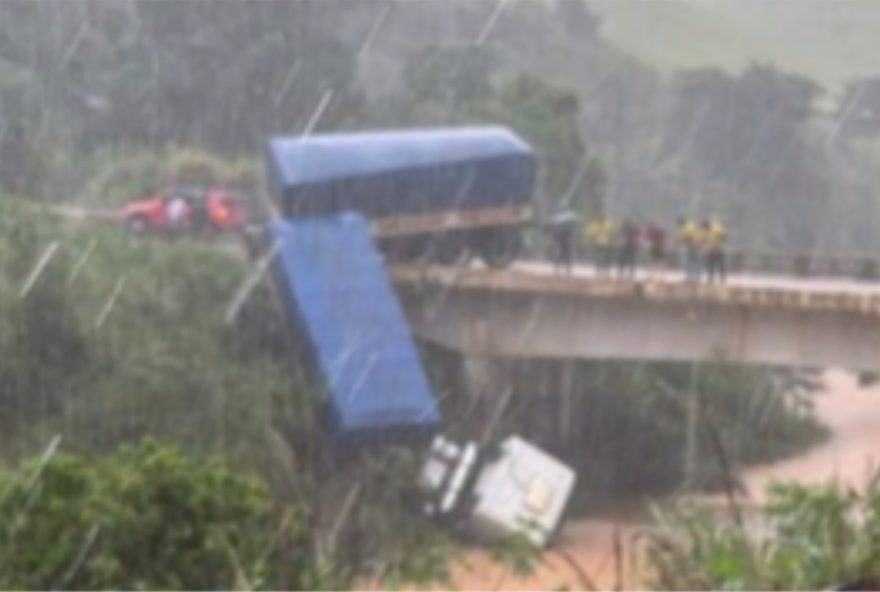 carreta-cai-de-ponte-e-trava-transito-na-br-2622C-em-mg carreta-cai-de-ponte-e-trava-transito-na-br-2622C-em-mg