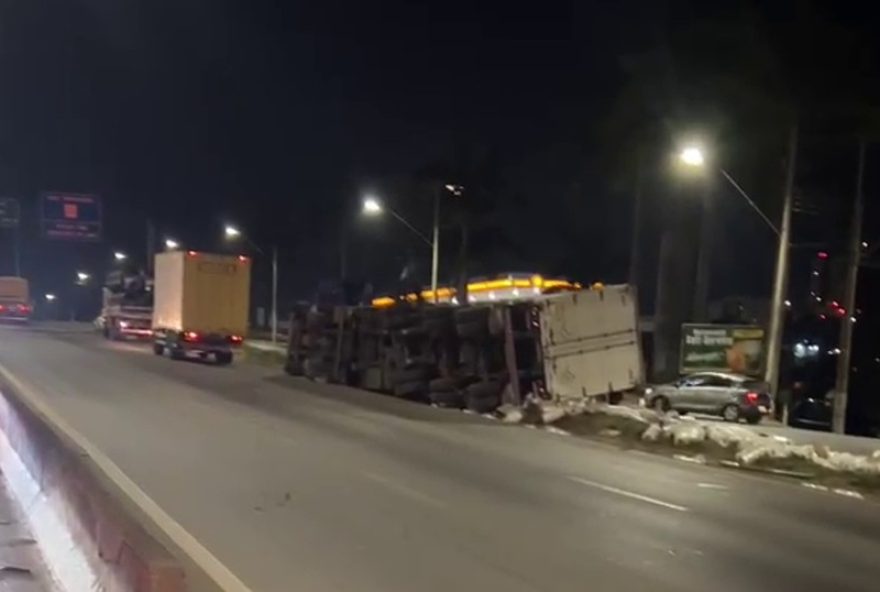 carreta-carregada-com-bobinas-de-plastico-tomba-no-anel-rodoviario-de-bh3A-sem-feridos.-acompanhe