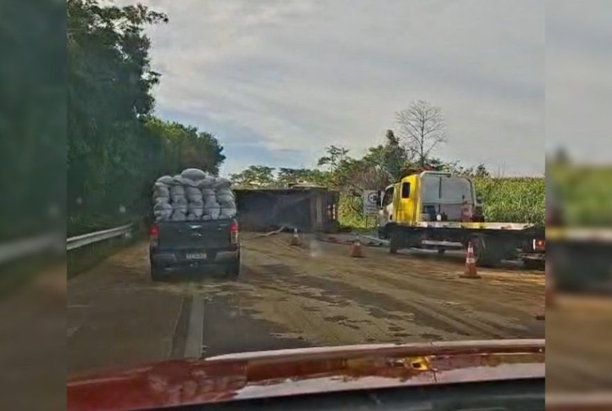 carreta-carregada-com-farelo-de-soja-tomba-e-interdita-sp-304-em-itaju3A-acidente-sem-feridos-causa-transtornos-na-rodovia carreta-carregada-com-farelo-de-soja-tomba-e-interdita-sp-304-em-itaju3A-acidente-sem-feridos-causa-transtornos-na-rodovia