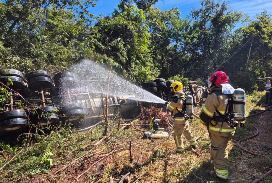 carreta-carregada-com-querosene-de-aviacao-capota-na-br-040-em-tres-marias3A-veiculo-tombado-apresenta-risco-de-vazamento-e-incendio