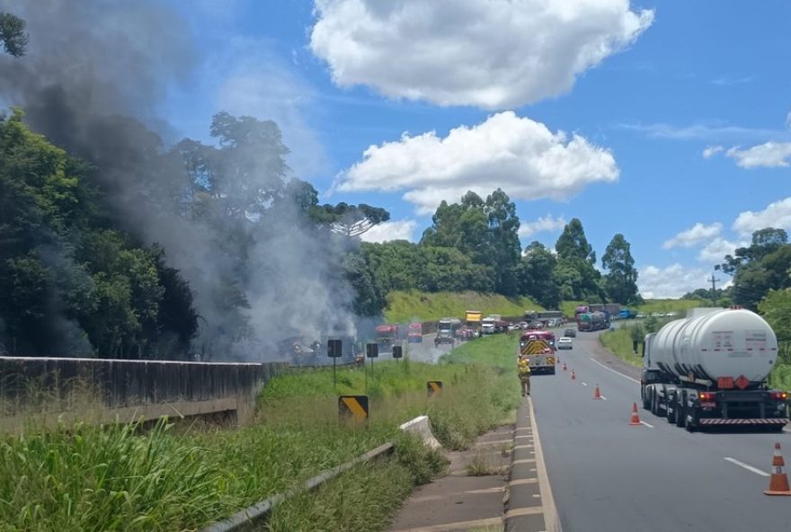 carreta-carregada-com-serragem-tomba-e-pega-fogo-na-br-3762C-parana3A-motorista-ferido-e-trecho-interditado