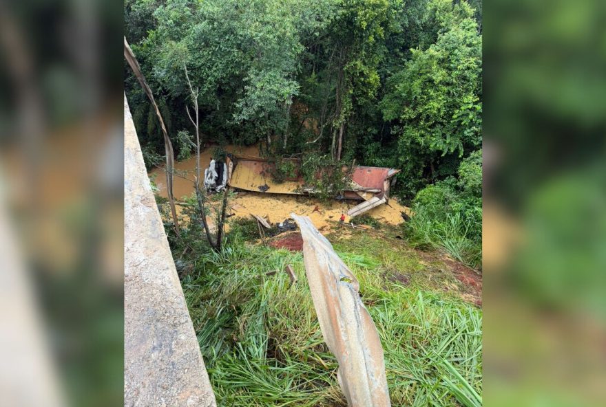 carreta-carregada-com-soja-cai-de-ponte-na-br-365-em-patos-de-minas carreta-carregada-com-soja-cai-de-ponte-na-br-365-em-patos-de-minas