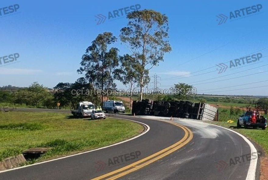 carreta-carregada-com-toneladas-de-cimento-tomba-na-sp-284-em-paraguacu-paulista3A-atualizacoes-do-acidente-e-trafego-afetado