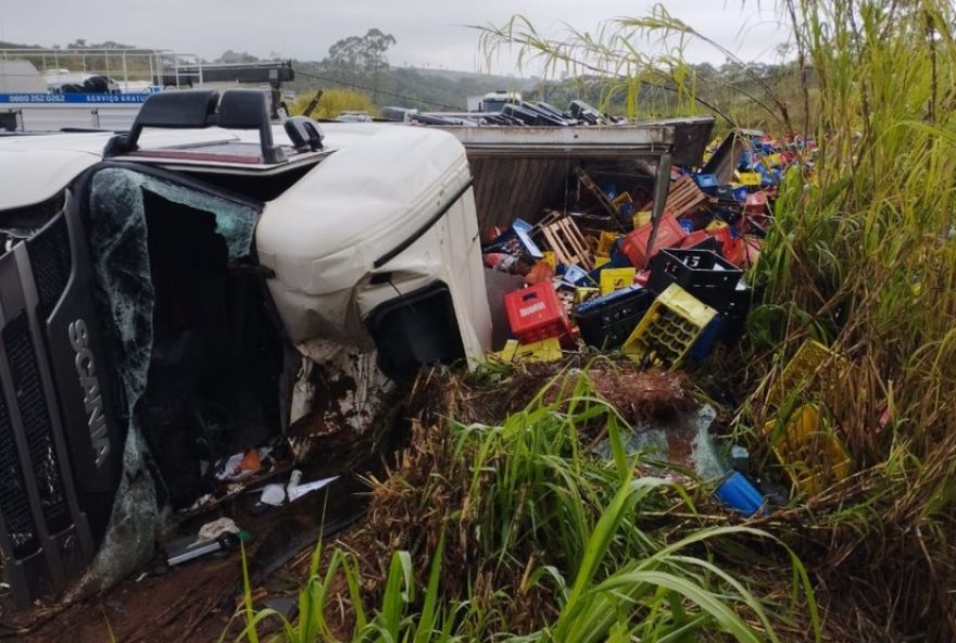 carreta-carregada-de-cerveja-tomba-na-br-262-em-minas-gerais3A-motorista-ferido-e-rodovia-bloqueada.-fique-informado