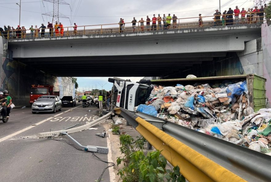 carreta-carregada-de-entulho-tomba-e-bloqueia-avenida-das-flores-em-manaus3A-atualizacoes-sobre-o-incidente