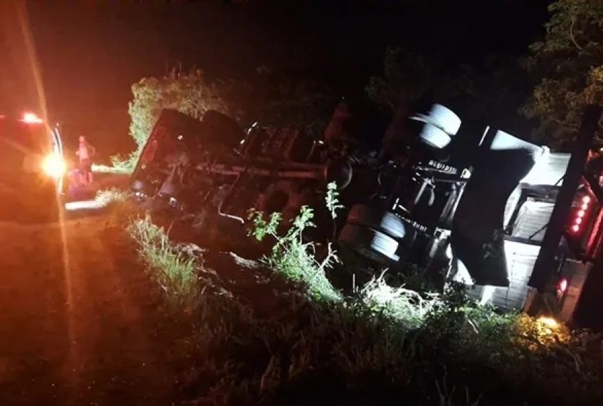 carreta-carregada-de-frutas-tomba-na-br-324 carreta-carregada-de-frutas-tomba-na-br-324