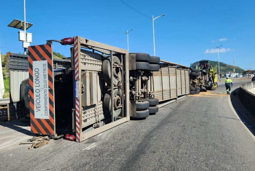 carreta-cegonha-com-carros-de-luxo-tomba-em-viaduto-de-cariacica2C-es carreta-cegonha-com-carros-de-luxo-tomba-em-viaduto-de-cariacica2C-es