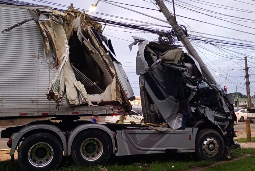 carreta-colide-com-poste-na-av.-augusto-montenegro-em-belem3A-sem-feridos