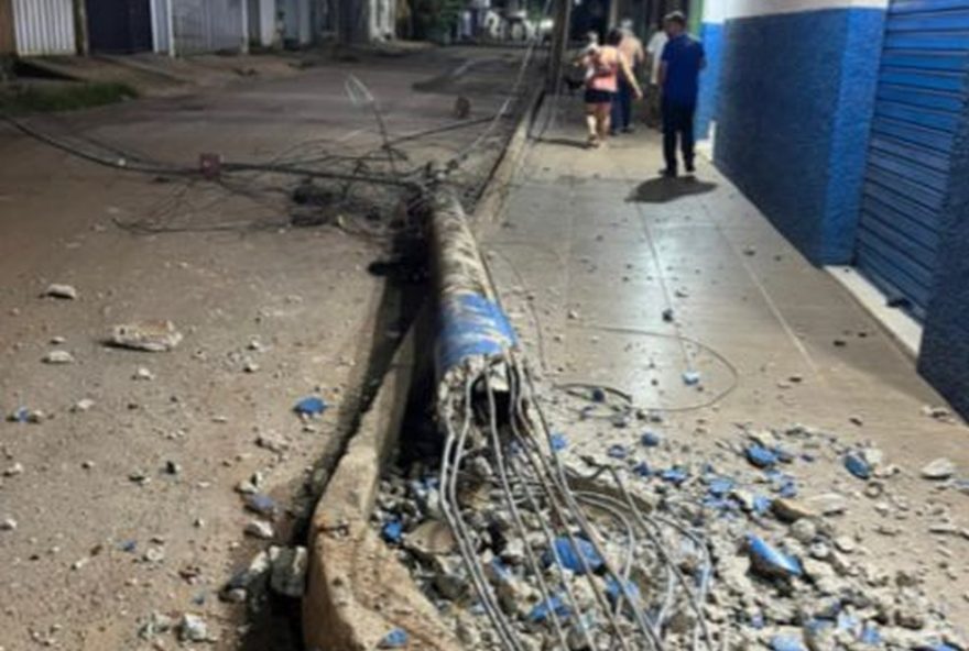 carreta-colide-em-poste-ao-fazer-conversao-em-unai3A-moradores-sem-internet